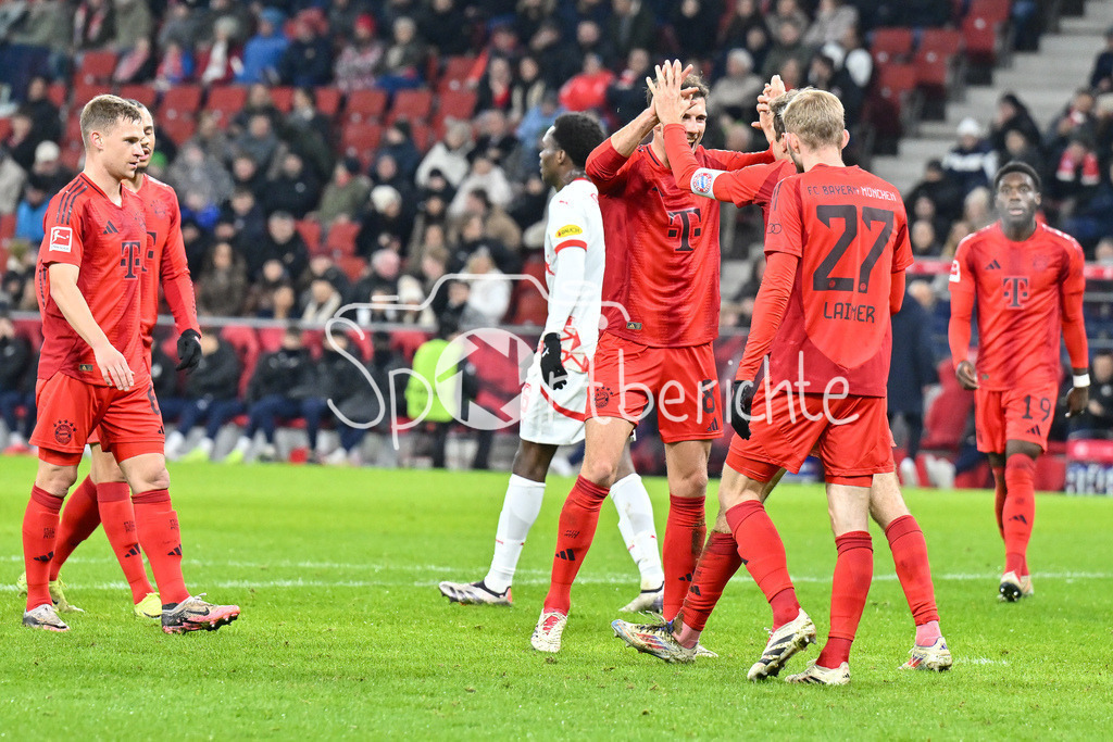 RB Salzburg - FC Bayern München | Jubel der Bayern nach dem Treffer zum 0-2 durch Thomas MUELLER (FC Bayern Muenchen 25) / Freude / happy / Tor / Torschuetze / Testspiel: RB Salzburg - FC Bayern Muenchen, Red Bull Arena am 06.01.2025