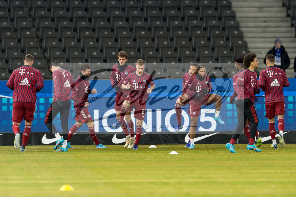 BSCFCB20220123_192 | Fussball, Herren: . Spieler vom FC Bayern Muenchen waermen sich auf bei dem Spiel der 1. Bundesliga zwischen Hertha BSC und FC Bayern Muenchen im Olypiastadion am 23.01.2022 in Berlin, Deutschland.DFB / DFL REGULATIONS PROHIBIT ANY USE OF PHOTOGRAPHS AS IMAGE SEQUENCES AND/OR QUASI-VIDEO. - Realisiert mit Pictrs.com