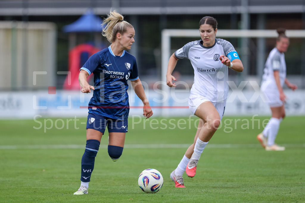 Fussball, Testspiel Frauen, SV Meppen - VfL Bochum | v.li.: Anna Moczarski (VfL Bochum, 10) und Anouk Blaschka (SV Meppen, 10) im Zweikampf, Duell, Dynamik, Aktion, Action, Spielszene