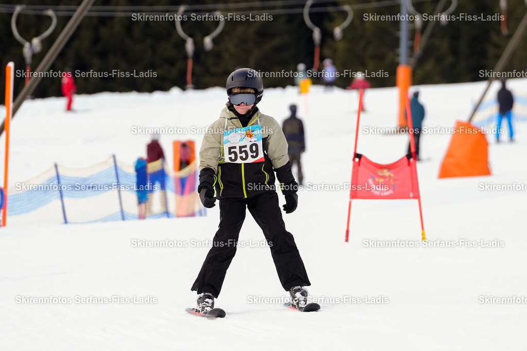 SRF_02.01.2026_0950 | Skirennfotos,Serfaus,Fiss,Ladis,Kinderskirennen,Winter,Tirol,Oberland,skirace,SFL,feelfree,weil wir's genießen,ski,Ski,skifahren,Sonnenplateau, - Realisiert mit Pictrs.com