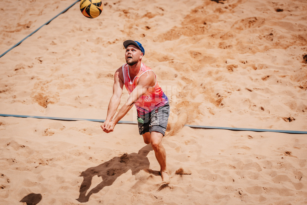 Beachvolleyball | Männer | Allianz German Beach Tour 2025 | Tourstop München | 10.07.2025 | Sebastian Burgis rennt zum Ball