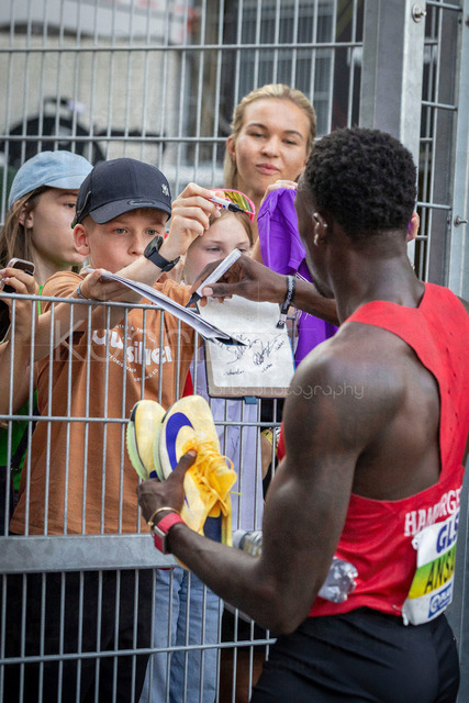 Deutsche Leichtathletik-Meisterschaften; Bochum-Wattenscheid, 25.07.2026 | Owen Ansah (Hamburger  SV) bei den Fans; Deutsche Leichtathletik-Meisterschaften am 25.07.2026 im Lorheide-Stadion, Bochum-Wattenscheid (Nordrhein-Westfalen).