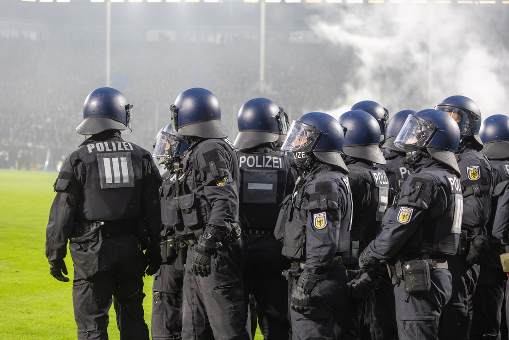 Fußball DFB-Pokal 2026/27, 1. Runde: Waldhof Mannheim gegen 1. FC Kaiserslautern | Fußball DFB-Pokal 2026/27, 1. Runde: Waldhof Mannheim gegen 1. FC Kaiserslautern***Massiver Polizeieinsatz nach Ablauf der regulären Spielzeit. Nachdem Anhänger von Kaiserslautern Pyro-Leuchtraketen in Richtung Zuschauer der Haupttribüne feuerten eskalierte die Situation im Fanblock von Waldhof - Realisiert mit Pictrs.com