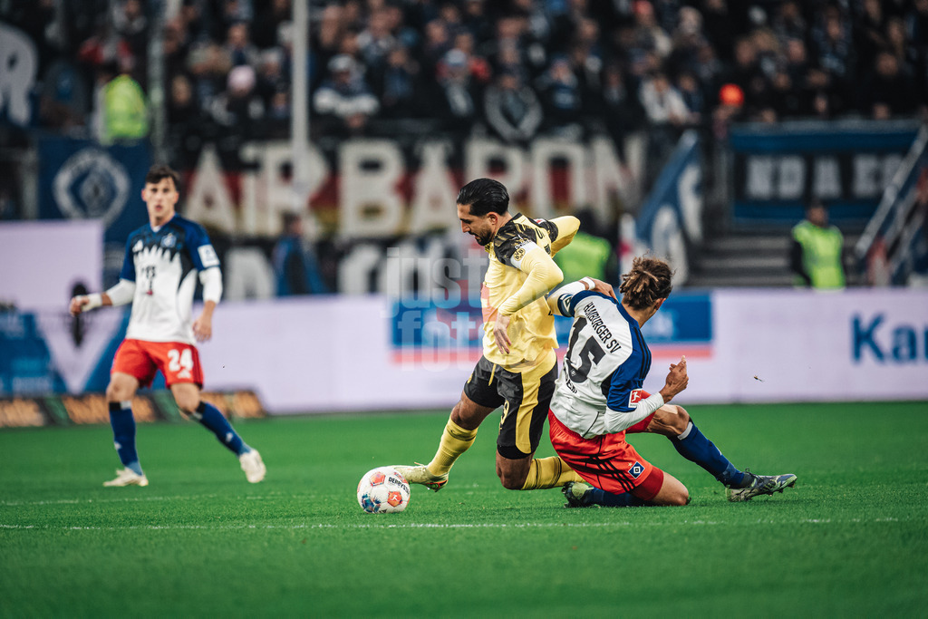 Fußball | Männer | Saison 2025/2026 | 1. Fußball-Bundesliga | 10. Spieltag | Hamburger SV vs. Borussia Dortmund | 08.11.2025 | v.l. Emre Can (#23, Borussia Dortmund) gegen Yussuf Poulsen (#15, HSV)