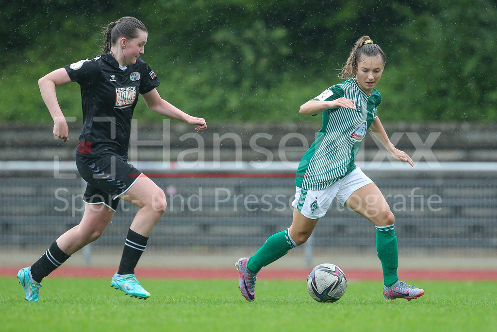 Fussball, Testspiel Frauen, SV Henstedt-Ulzburg - SV Werder Bremen | v.li.: Liv Fuß (SV Henstedt-Ulzburg, 21) und Michelle Weiß (SV Werder Bremen, 8) im Zweikampf, Duell, Dynamik, Aktion, Action, Spielszene