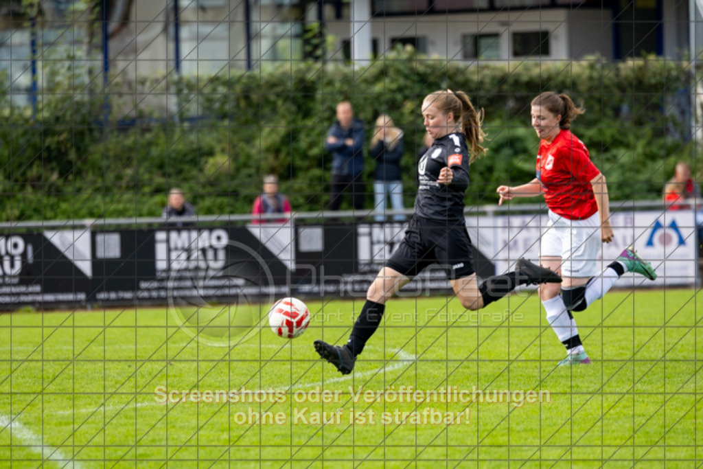 20250928_143800_0587 | #,1.FC Donzdorf (schwarz) vs. TV Derendingen (rot), Fussball, Frauen-Verbandsliga Württemberg, 03. Spieltag, Saison 2025/2026, Rasenplatz Lautertal Stadion, Süßener Straße 16, 73072 Donzdorf, 28.09.2025 - 13:00 Uhr,Foto: PhotoPeet-Sportfotografie/Peter Harich