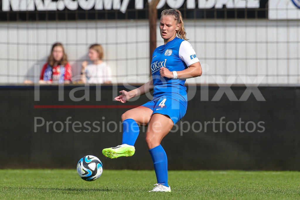 Fussball, DFB-Pokal Frauen, SV Meppen - Bayer 04 Leverkusen | v.li.: Toma Ihlenburg (SV Meppen, 4) Freisteller, Einzelbild, Ganzkörper, Aktion, Action, Spielszene, DIE DFB-RICHTLINIEN UNTERSAGEN JEGLICHE NUTZUNG VON FOTOS ALS SEQUENZBILDER UND/ODER VIDEOÄHNLICHE FOTOSTRECKEN. DFB REGULATIONS PROHIBIT ANY USE OF PHOTOGRAPHS AS IMAGE SEQUENCES AND/OR QUASI-VIDEO.
