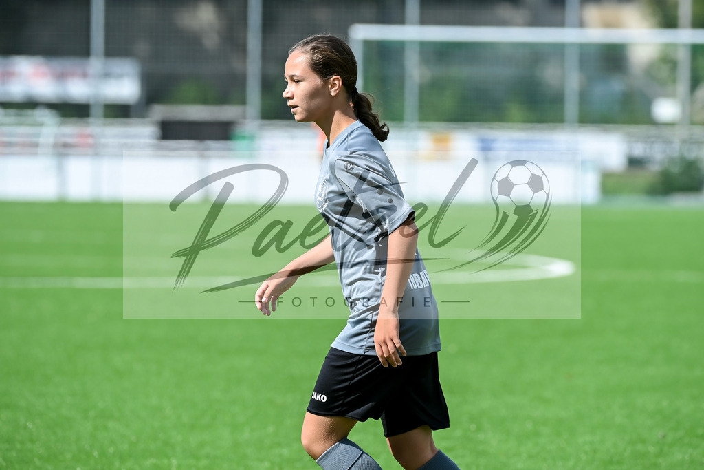 IBBGRE20200829_0106 | Fussball, C-Juniorinnen:   beim Testspiel zwischen DJK Arminia Ibbenbueren und TSG 07 Burg Gretesch im Sportzentrum Schierloh am 29.08.2020 in Ibbenbueren, Deutschland. - Realisiert mit Pictrs.com