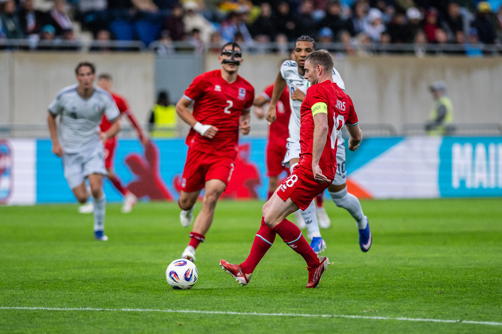 Luxembourg v Italy | International men's football friendly Luxembourg v Italy on 3 june 2026 at 8.45pm (CET) at Stade de Luxembourg - Luxembourg captain Laurent Jans passing the ball on - Realisiert mit Pictrs.com
