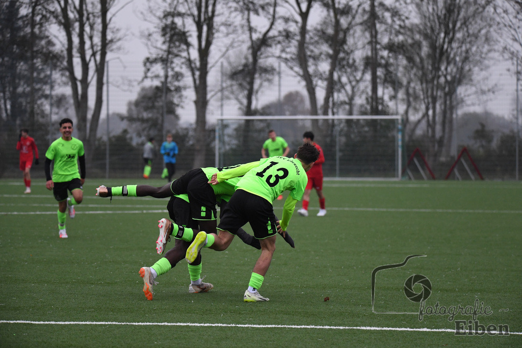 JFV Edewecht-Osnabrücker SC | C-Jugend Landesliga; JFV Edewecht (grün)-Osnabrücker SV (rot) am 18.11.2023; in Edewecht (Sportanlage Göhlenweg), Photo: Philip Eiben 2023 - Realisiert mit Pictrs.com