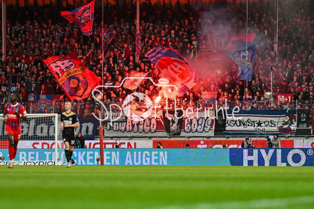 1. FC Heidenheim - SV Elversberg 07 | Die Fans der Heidenheimer zuenden Pyrotechnik beim Relegations Hinspiel gegen Elversberg / Relegation Bundesliga: 1. FC Heidenheim - SV Elversberg 07, Voith-Arena am 22.05.2025 / DFL REGULATIONS PROHIBIT ANY USE OF PHOTOGRAPHS AS IMAGE SEQUENCES AND/OR QUASI-VIDEO / BLD / ZDF