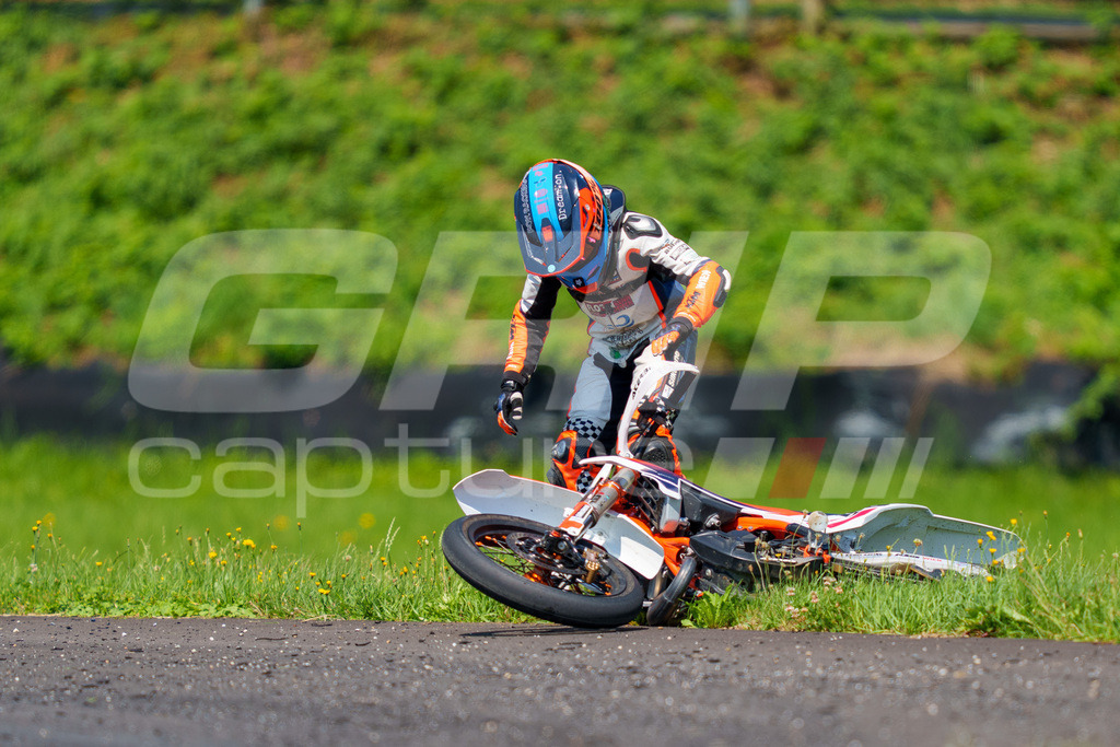 G-Cup + Supermoto Staatsmeisterschaft + Hungarian Supermoto Championship | GRIPcapture steht für authentische Sportfotografie in Österreich – für Momente, die mehr sind als Geschwindigkeit oder Ergebnis. Es geht um Emotion, Spannung, Fokus und den Augenblick, der oft nur einen Wimpernschlag dauert.Ob Motorsport, Teamsport oder 