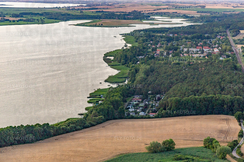 Camping am Ufer des Oberuckersee von Süden http://www.camping-oberuckersee.de/ | Luftbild: Camping am Ufer des Oberuckersee von Süden http://www.camping-oberuckersee.de/ im Ortsteil Warnitz in Oberuckersee im Bundesland Brandenburg in Deutschland. Foto: IMG_116366.jpg vom 17.07.2019 durch Werner Riehm/FLY-FOTO.de - Realisiert mit Pictrs.com