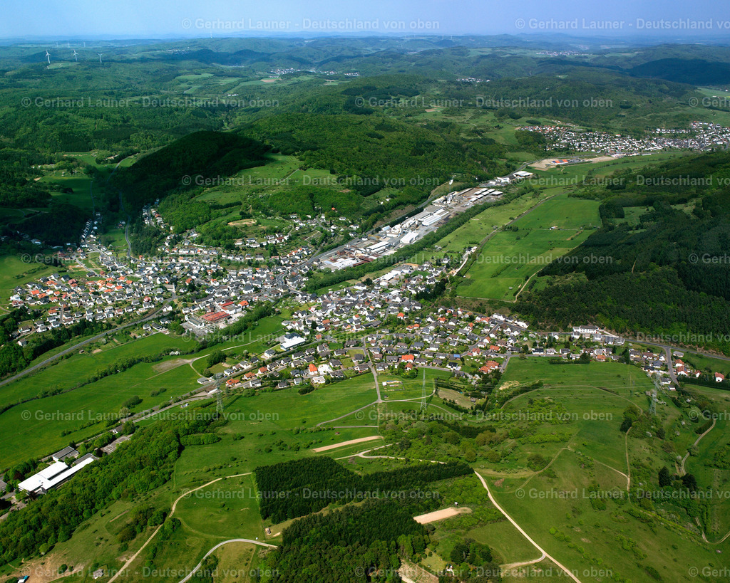 2610361 | Mittenaar 09.06.2006 Ortsansicht der Straßen und Häuser der Wohngebiete in Bicken im Bundesland Hessen, Deutschland // Town View of the streets and houses of the residential areas in Bicken in the state Hesse, Germany Foto: Gerhard Launer