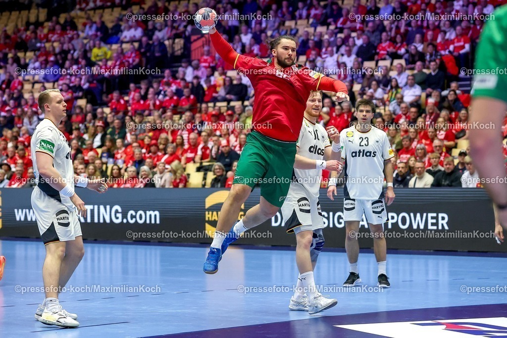 EHF22012601135 | 22.01.2026, Handball, Men's EHF EURO 2026, Deutschland - Portugal, Jyske Bank Boxen in Herning, Dänemark, Main Round:  Luis Diogo Sousa Frade (Portugal #82) wirft auf das Tor