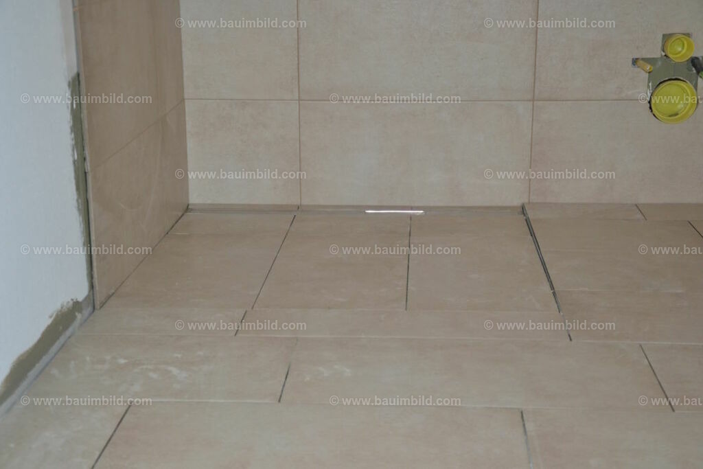 bib-lg21-fliesenlegerarbeiten-0072 | Nach LV-Leistungsgruppen sortierte Detailfotos über den Bau eines Hauses. Alle Hausbau-Bilder direkt vom Urheber und Autor der Website Haus-Selber-Bauen.com
