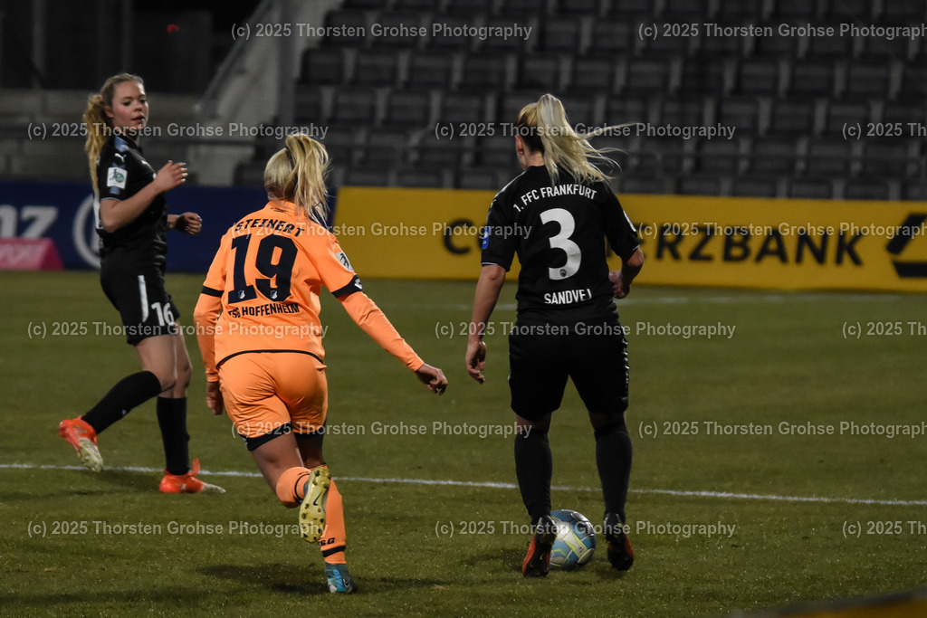 Fussball-BL Frauen 1. FFC Frankfurt vs. TSG 1899 Hoffenheim | Hechler Janina #16 (1.FFC Frankfurt), Judith Steinert #19 (TSG 1899 Hoffenheim), Sandvej Cecilie #3 (1.FFC Frankfurt); Fussball-BL Frauen 1. FFC Frankfurt vs. TSG 1899 Hoffenheim, Fussball-Bundesliga Frauen am 24.02.2018 im Stadion am Brentanobad in Frankfurt/Main, (Deutschland) - Realisiert mit Pictrs.com