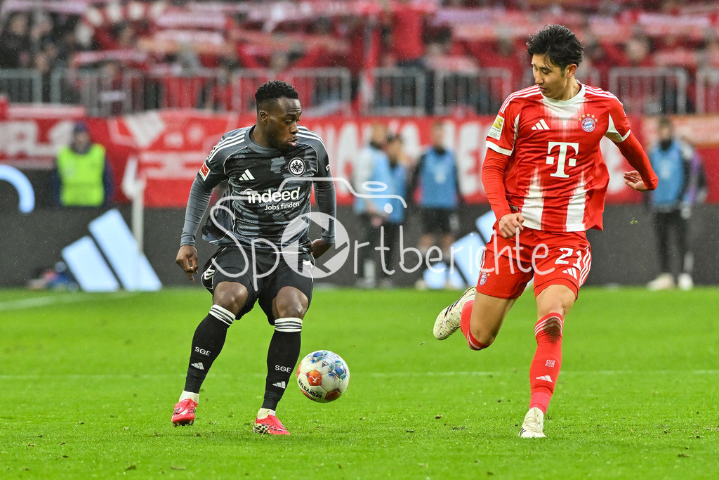 FC Bayern München - Eintracht Frankfurt | MUNICH, GERMANY - 21. FEBRUARY: im Duell Arnaud KALIMUENDO-MUINGA (Eintracht Frankfurt 25) und Hiroki ITO (FC Bayern Munich 21) während dem Bundesligamatch zwischen dem FC Bayern München und der SG Eintracht Frankfurt am 23. Spieltag in der Allianz Arena / DFL REGULATIONS PROHIBIT ANY USE OF PHOTOGRAPHS AS IMAGE SEQUENCES AND/OR QUASI-VIDEO