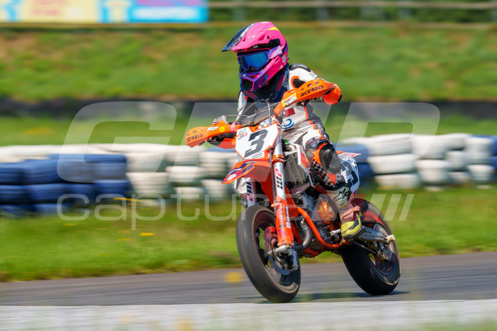 G-Cup + Supermoto Staatsmeisterschaft + Hungarian Supermoto Championship | GRIPcapture steht für authentische Sportfotografie in Österreich – für Momente, die mehr sind als Geschwindigkeit oder Ergebnis. Es geht um Emotion, Spannung, Fokus und den Augenblick, der oft nur einen Wimpernschlag dauert.Ob Motorsport, Teamsport oder 