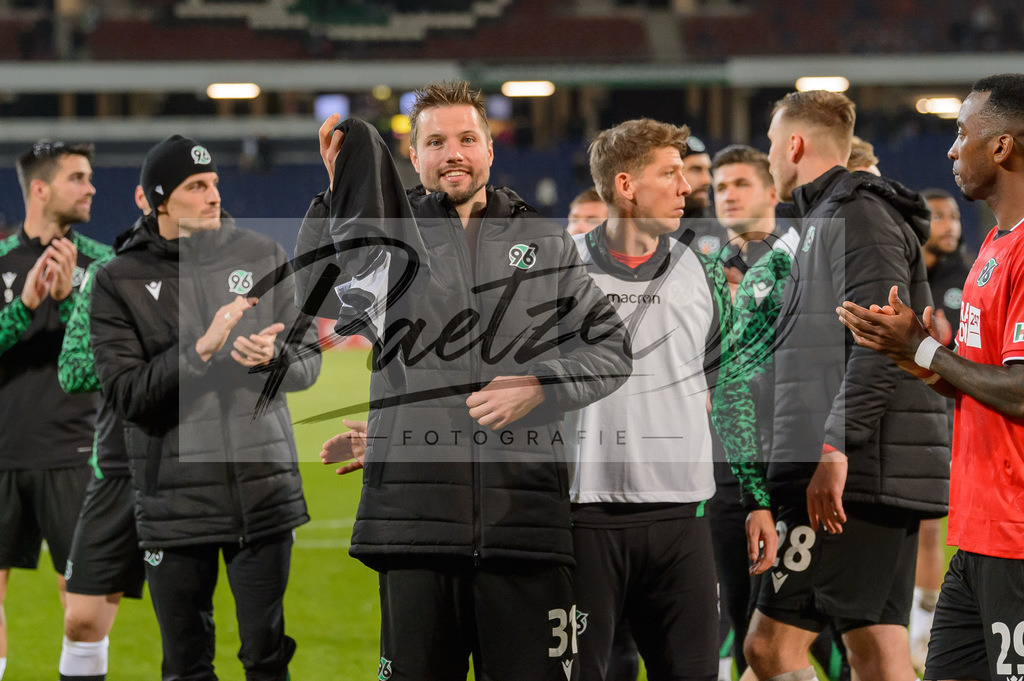 H96DUS20211027_078 | Fussball, Herren: . Spieler von Hannover 96 Schlussjubel, jubelt ueber den 3:0 Sieg bei dem Spiel der 2. Runde im DFB-Pokal zwischen Hannover 96 und Fortuna Duesseldorf in der HDI-Arena am 27.10.2021 in Hannover, Deutschland.DFB / DFL REGULATIONS PROHIBIT ANY USE OF PHOTOGRAPHS AS IMAGE SEQUENCES AND/OR QUASI-VIDEO. - Realisiert mit Pictrs.com