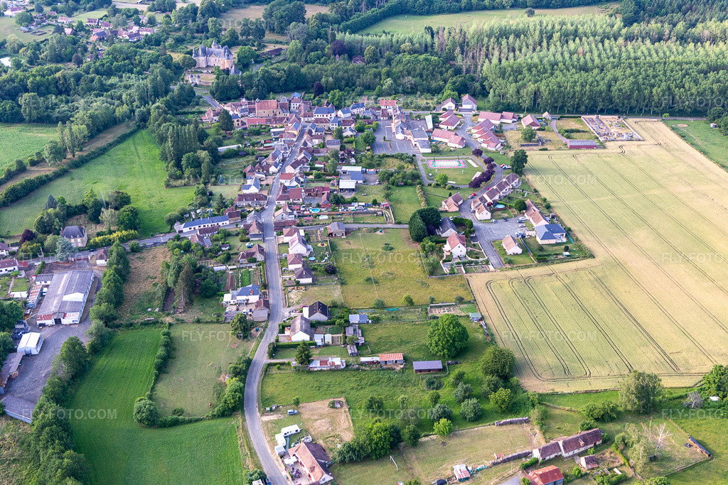 Aerial view: View of the town in Semur-en-Vallon in the state Sarthe, France. – Photo: IMG_132388.jpg taken on 06/14/2022 by Werner Riehm/FLY-FOTO.com – Resolution of the original: 5472 x 3648 px