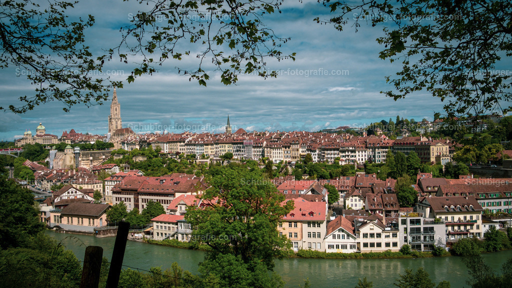 Bern | Die Stadt Bern ist eine Einwohnergemeinde und Hauptort des gleichnamigen Kantons. Als «Bundesstadt» nimmt sie für die Schweiz die Funktion der Hauptstadt wahr. Als Sitz der städtischen und grosser Teile der kantonalen sowie eidgenössischen Verwaltung ist Bern das grösste Zentrum öffentlicher Verwaltung des Landes. Wikipedia - Realisiert mit Pictrs.com