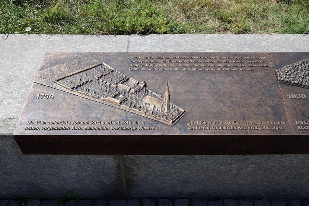 Johanniskirche und Bach-Gellert-Gruft - Bronzerelief | Entdecke über 20 Kategorien Leipzig-Motive: Foto-Downloads, hochwertige Poster, Leinwand- & Fine-Art-Prints. Jetzt Lieblingsfoto im Bildlexikon Leipzig Shop bestellen!