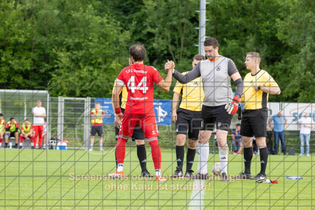 20250616_182907_0150 | #,  TV Eybach (weiß) vs. 1.FC Donzdorf II (rot), Fussball, Entscheidungsspiel 3 in Kreisliga A3 - Bezirk Neckar/Fils, Saison 2024/2025, Rasensportplatz, Staufenecker Str. 41, 73084 Salach, 16.06.2025 - 18:30 Uhr,Foto: PhotoPeet-Sportfotografie/Peter Harich
