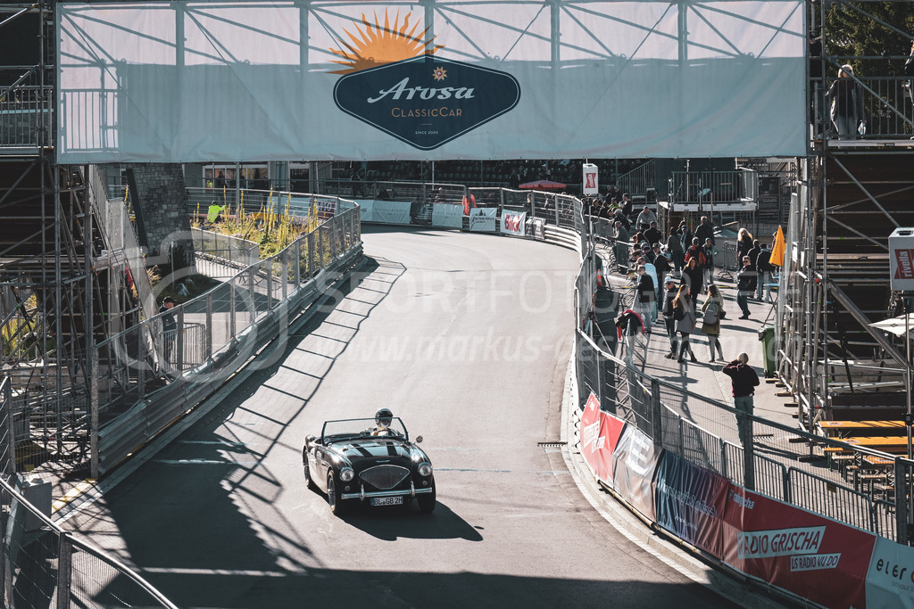 21. Arosa ClassicCar 2025 - 6. =September= 2025 | Thomas Kemmler aus Albstadt (GER) in einem Austin Healey 100/4 BN2 aus dem Jahre 1956 mit Startnummer 241 am Arosa ClassicCar 2025 in der Kategorie Classic Trophy..@arosaclassiccar, @arosa.official, #arosaclassiccar, #arosa, #76curves, #classiccarBild: Sportfotografie Markus Aeschimann | www.markus-aeschimann.ch - Realisiert mit Pictrs.com