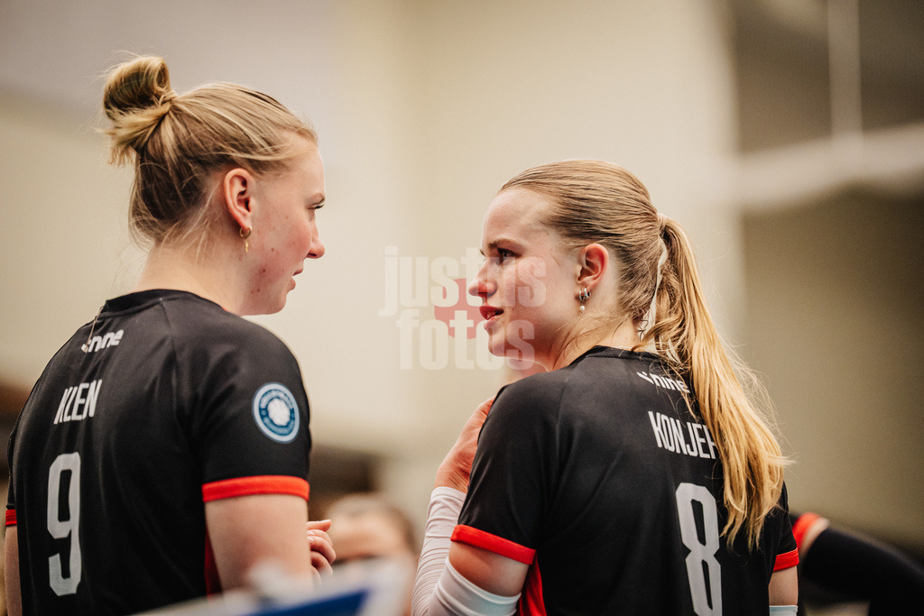 Volleyball | Frauen | Saison 2025/2026 | Volleyball Bundesliga | ETV Hamburger Volksbank Volleys vs. VC Wiesbaden | 14.03.2026 | v.l. Luise Klein (#9, ETV Hamburger Volksbank Volleys) und Zoe Konjer (#8, ETV Hamburger Volksbank Volleys) im Gespräch