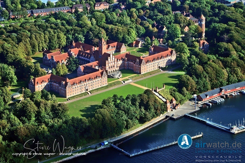 Luftbild Anflug Marineschule Muerwik -  | Die Schule diente zunächst der Kaiserlichen Marine und später der Reichsmarine und der Kriegsmarine. Während des Ersten Weltkrieges wurde der Lehrbetrieb eingestellt, und die Räumlichkeiten wurden für andere Zwecke genutzt. Im Zweiten Weltkrieg blieb die Schule bei Luftangriffen auf Flensburg unbeschädigt.