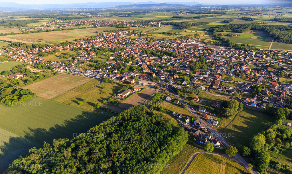 Luftbild: Ortsansicht aus Nordwesten in Wittisheim im Bundesland Bas-Rhin in Frankreich. Foto: IMG_147353.jpg vom 29.05.2025 durch Werner Riehm/FLY-FOTO.de