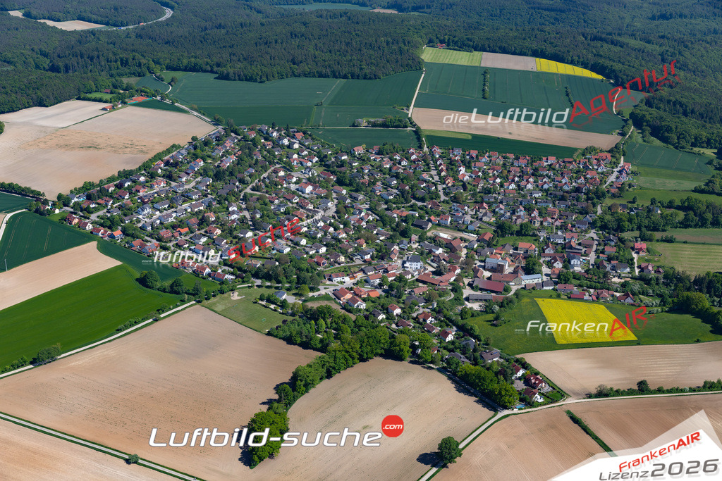 Die Luftaufnahme Eilsbrunn - Sinzing wurde 2021 mittels Flugzeug (keine Drohne) erstellt. Hohe Auflösung -für große Poster und Wandbilder geeignet!