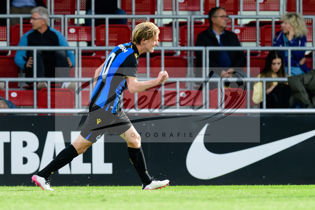 YLLEBR20210928_066 | Fussball, A-Junioren: Cisse Sandra (Club Brugge KV) Torjubel, jubelt nach seinem Treffer zum 1:2 beim Spiel der UEFA Youth League zwischen RB Leipzig und FC Bruegge im Stadion am Cottaweg am 28.09.2021 in Leipzig, Deutschland. - Realisiert mit Pictrs.com