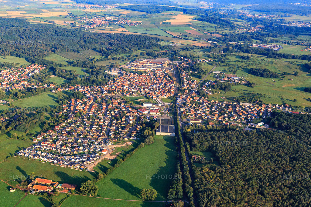 Vue aérienne: Vue de la ville depuis le sud-est à Mertzwiller dans le département Bas Rhin, France – .Photo: IMG_138077.jpg prise le 19/08/2023 par Werner Riehm/FLY-FOTO.eu – Résolution de l'original: 5472 x 3648 px