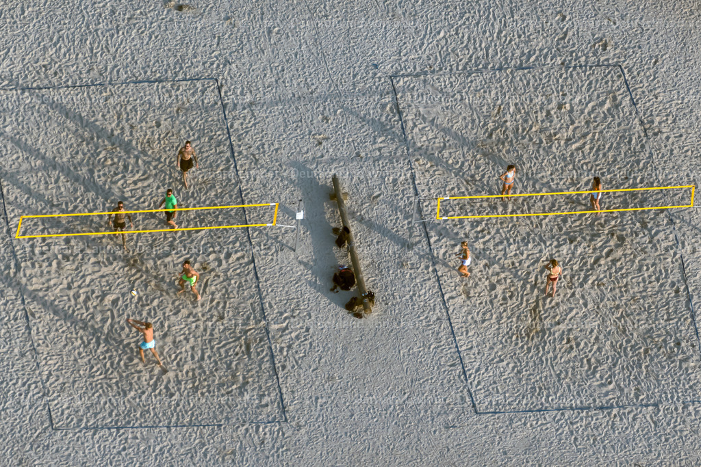 4040746 | LEIPZIG 14.09.2020 Sandfläche des Volleyball- Sportplatzes am Cospudener See im Ortsteil Lauer in Leipzig im Bundesland Sachsen, Deutschland. // Sand surface of volleyball sports field on the am Cospudener lake in the district Lauer in Leipzig in the state Saxony, Germany. Foto: Gerhard Launer