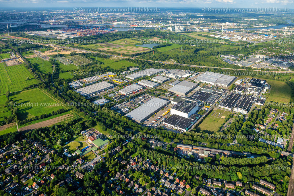 Hamburg_Moorburg_Gewerbegebiet_ELS_8629040823 | HAMBURG 04.08.2023 Gebäude und Produktionshallen auf dem Werksgelände im Ortsteil Hausbruch in Hamburg, Deutschland. Weiterführende Informationen bei: Kühne + Nagel (AG & Co.) KG,  tesa SE. // Building and production halls on the premises in the district Hausbruch in Hamburg, Germany. Further information at: Kuehne + Nagel (AG & Co.) KG,  tesa SE. Foto: Martin Elsen