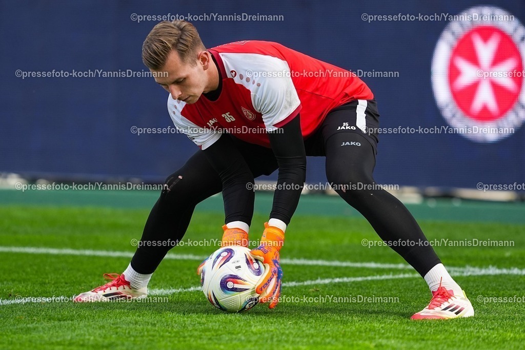 xYDRx18102501176 | 18.10.2025, xydrx, Fußball, 3.Liga, Rot-Weiss Essen - FC Viktoria Köln, Saison 2025 2026, Stadion an der Hafenstraße: Felix Wienand (Rot-Weiss Essen #35)   DFB regulations prohibit any use of photographs as image sequences and or quasi-video.