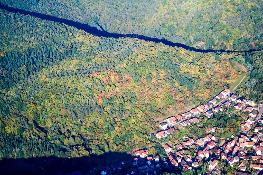 Luftbild: Ort im Tal des Kaiserbach in Waldhambach im Bundesland Rheinland-Pfalz in Deutschland. Foto: IMG_13675.jpg vom 28.09.2008 durch Werner Riehm/FLY-FOTO.de