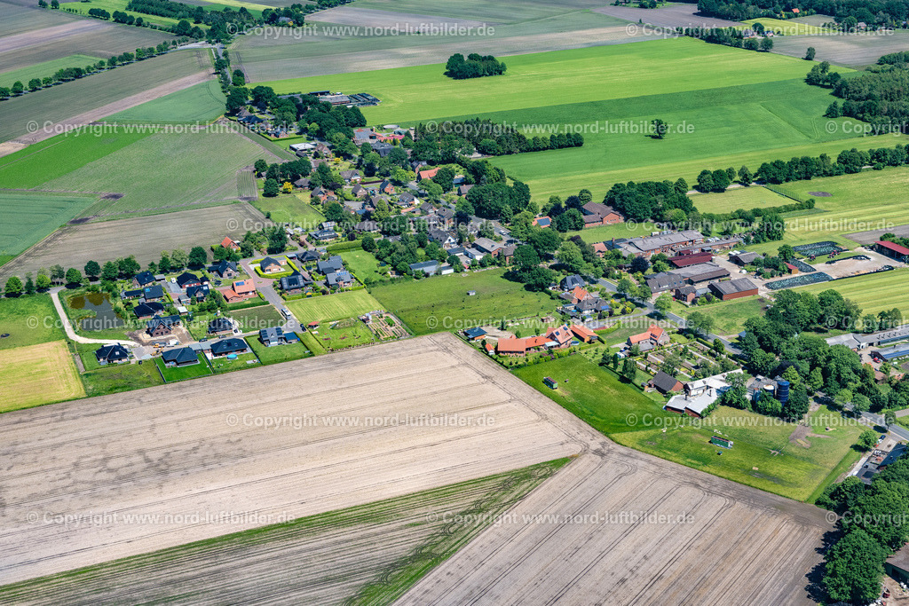 Ahrensmoor_ELS_7127030622 | AHLERSTEDT 03.06.2022 Ortsansicht der Straßen und Häuser der Wohngebiete in Ahrensmoor West im Bundesland Niedersachsen, Deutschland. // Town View of the streets and houses of the residential areas in Ahrensmoor West in the state Lower Saxony, Germany. Foto: Martin Elsen