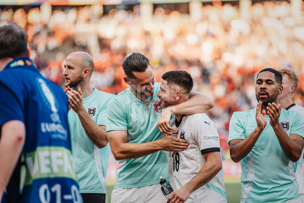 Fußball | Herren | UEFA-Fußball-Europameisterschaft 2024 | Gruppe D | Niederlande vs. Österreich | 25.06.2024 | v.l. Maximilian Entrup (#25, Österreich) und Romano Schmid (#18, Österreich) feiert den Sieg
