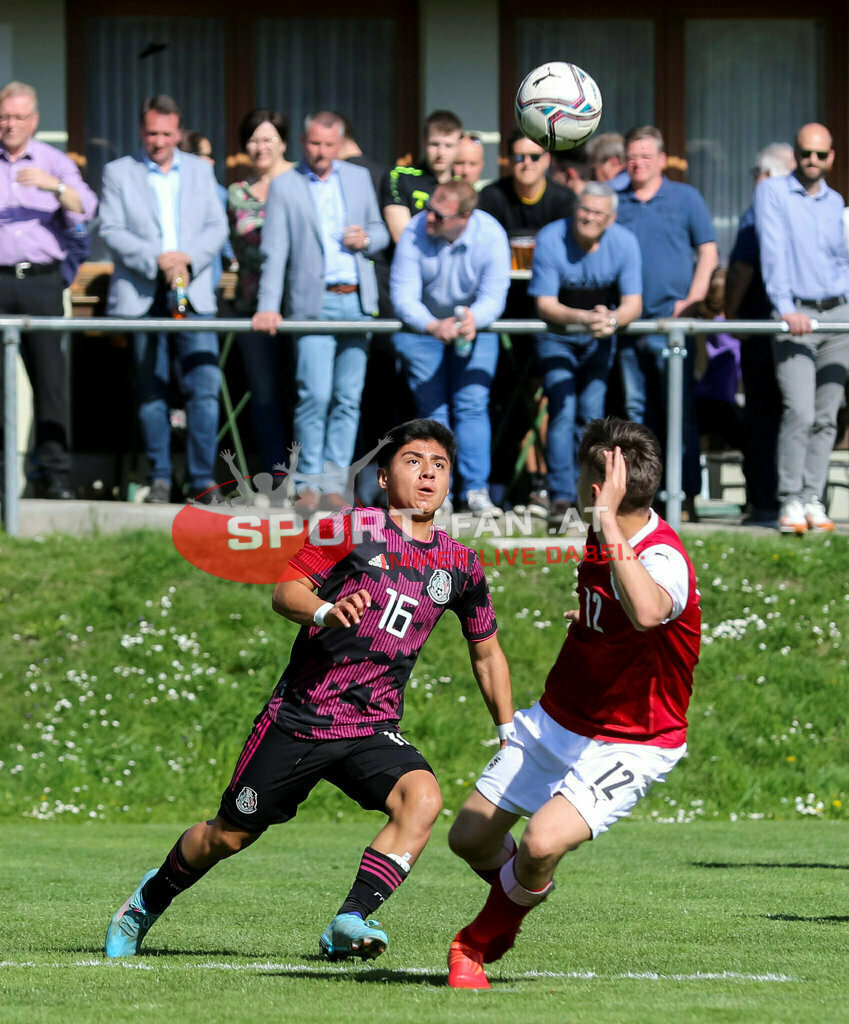 AUSTRIA U15 - MEXICO U15 | Jesus Torres (Mexico #16) ILIA IVANSCHITZ (Austria #12) ; AUSTRIA U15 - MEXICO U15 am 29.04.2022 in Arnoldstein
(Sportplatz), AUSTRIA, (Photo by Ernst Krawagner sport-fan.at) - Realisiert mit Pictrs.com