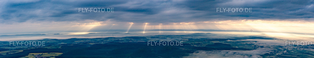 Panorama mit zwei Wolkenstockwerken am Morgen | Luftbild: Panorama mit zwei Wolkenstockwerken am Morgen im Ortsteil Grub in Schönbrunn im Bundesland Bayern in Deutschland. Foto: IMG_099744-Pano.jpg vom 25.05.2017 durch Werner Riehm/FLY-FOTO.de - Realisiert mit Pictrs.com