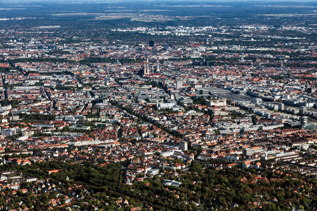 dr__0091171.jpg | MüNCHEN 23.09.2021 Stadtgebiet mit Außenbezirken und Innenstadtbereich in München im Bundesland Bayern, Deutschland. // City area with outside districts and inner city area in Munich in the state Bavaria, Germany. Foto: Daniel Reiter