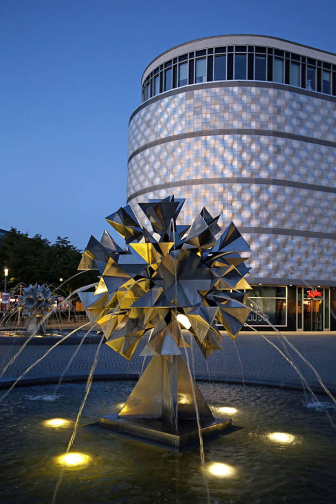 Foto: Leipzig - Pusteblumen-Brunnen | Das Team hinter BILDLEXIKON LEIPZIG bündelt historische wie aktuelle Informationen über die Stadt Leipzig in Text und Bild auf einer Plattform und stellt diese der interessierten Öffentlichkeit zur Verfügung.
