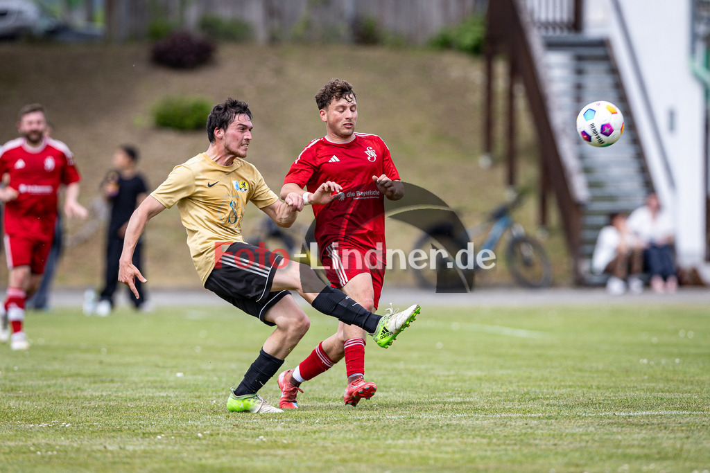 SG Wielenbach/Pähl gegen SpFrd Bichl | Fußball Herren Kreisklasse Gruppe 3 Zugspitze 2025/26 27. Spieltag, SG Wielenbach/Pähl gegen SpFrd Bichl, 20260510,Schuss,2026-05-10 in 82407 Wielenbach (Sportzentrum Grünbachstuben, Platz 1, Hirschbergstr. 16), Florian LAUTERBACHER (SG Wielenbach/Pähl 10), Johann SCHNEIDER (SpFrd Bichl 14)Copyright: WolfgangxLindner www.foto-lindner.de