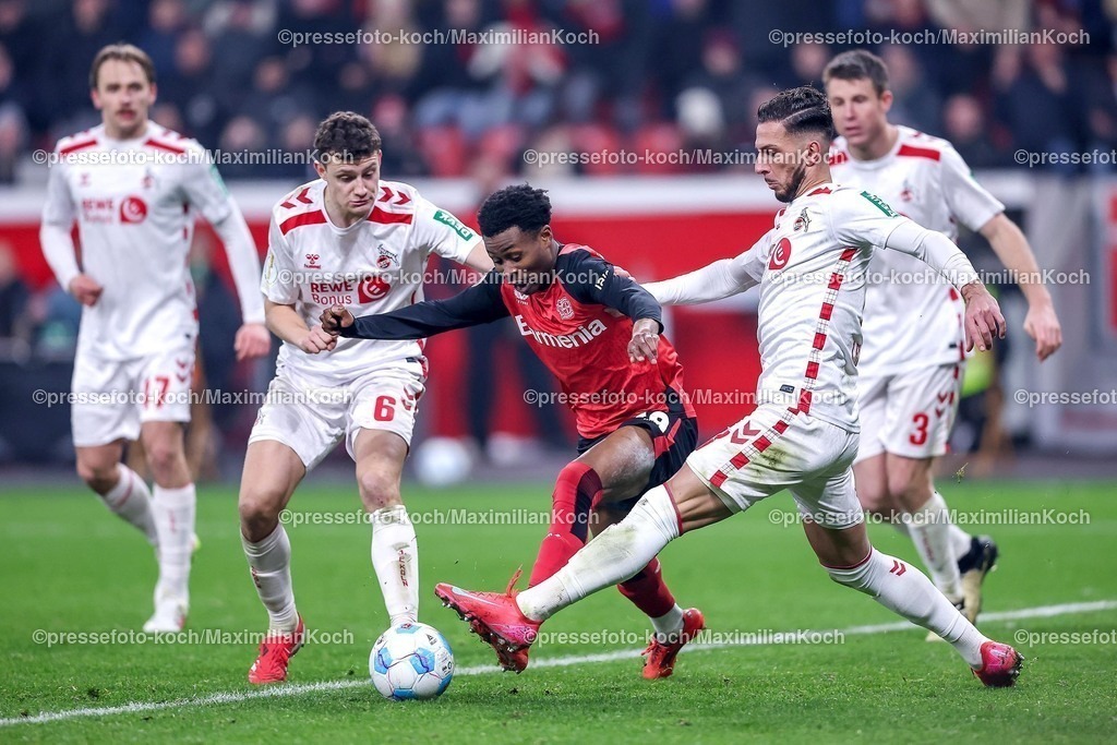 DFB05022501102 | 05.02.2025, Fußball, DFB-Pokal Viertelfinale, Bayer 04 Leverkusen - 1.FC Köln, BayArena, Saison 2024 2025: Nathan Tella (Bayer04 Leverkusen #19) im Zweikampf gegen Eric Martel (FC Köln #6) und Leart Pacarada (FC Köln #17)DFB regulations prohibit any use of photographs as image sequences and or quasi-video.