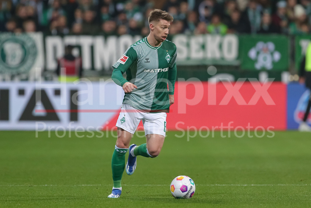 Fussball, Bundesliga, SV Werder Bremen - Eintracht Frankfurt | v.li.: Mitchell Weiser (SV Werder Bremen, 8) am Ball, Freisteller, Einzelbild, Ganzkörper, Aktion, Action, Spielszene, DIE DFL-RICHTLINIEN UNTERSAGEN JEGLICHE NUTZUNG VON FOTOS ALS SEQUENZBILDER UND/ODER VIDEOÄHNLICHE FOTOSTRECKEN. DFL REGULATIONS PROHIBIT ANY USE OF PHOTOGRAPHS AS IMAGE SEQUENCES AND/OR QUASI-VIDEO.