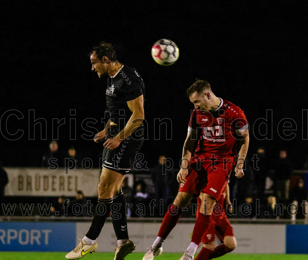 2023-10-27_121_VfB_Hallbergmoos_gegen_FC_Schwaig | Hallbergmoos, Deutschland, 27.10.2023:
Fußball, Landesliga Südost 2023 / 2024, 18. Spieltag, VfB Hallbergmoos gegen FC Schwaig, Endergebnis: 2:3

Markus Straßer (FC Schwaig, #11), David Küttner (VfB Hallbergmoos, #8)

Foto: Christian Riedel / fotografie-riedel.net