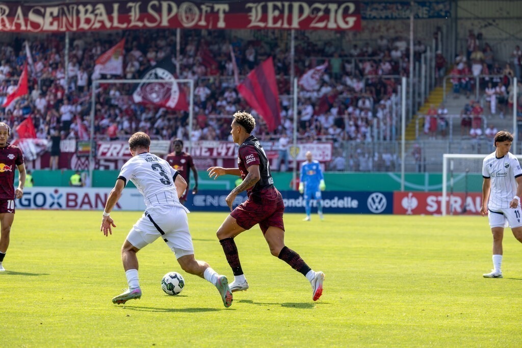 SV Sandhausen gegen RB Leipzig (DFB-Pokal, 1. Runde)***Am Ball: Antonio Nusa (7, Leipzig) | SV Sandhausen gegen RB Leipzig (DFB-Pokal, 1. Runde)***Am Ball: Antonio Nusa (7, Leipzig) - Realisiert mit Pictrs.com
